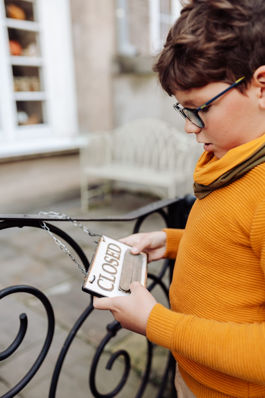 Chłopiec na schodkach kamienicy sesja miejska Gdańsk