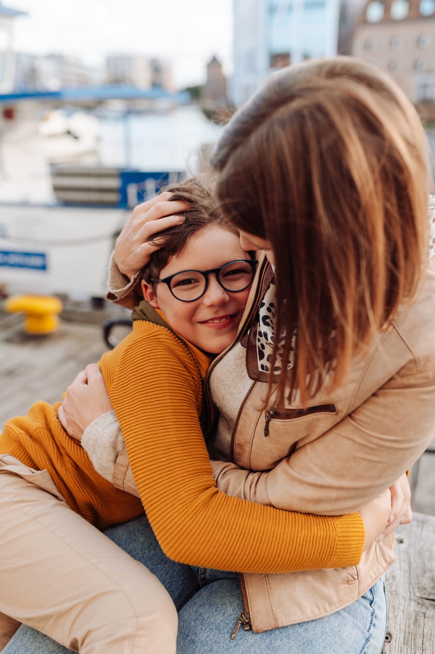 Chłopiec z mamą na Starym Mieście sesja miejska z dziećmi Gdańsk 