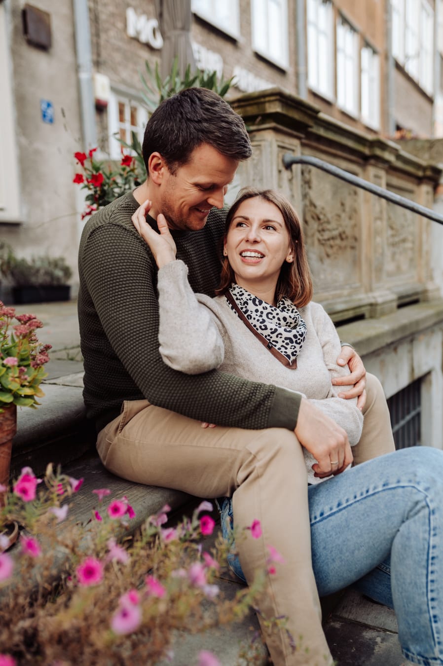 Para przytulona sesja rodzinna na uliczkach Gdańska 