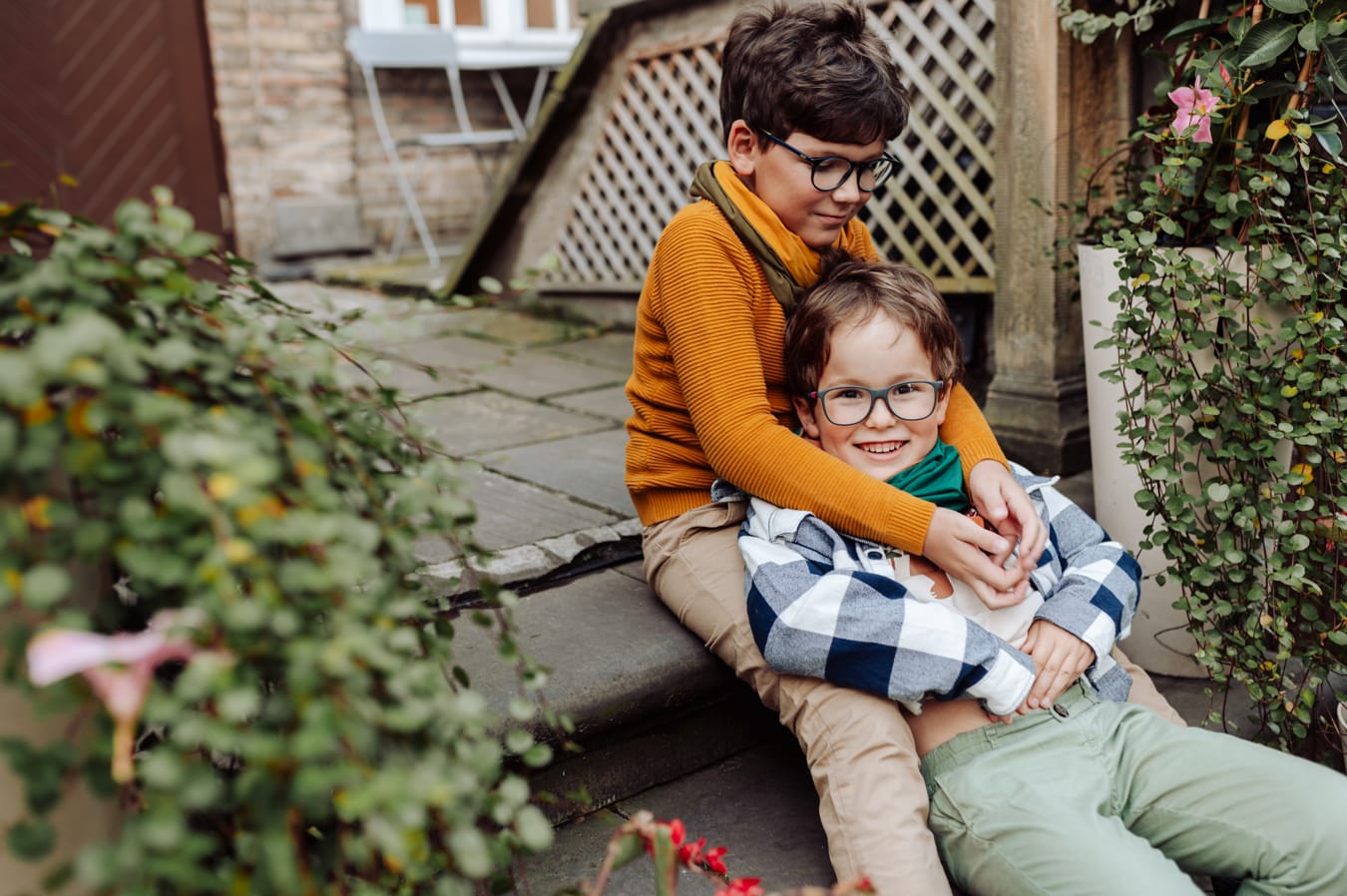 Chłopcy na schodkach kamienicy sesja miejska Gdańsk