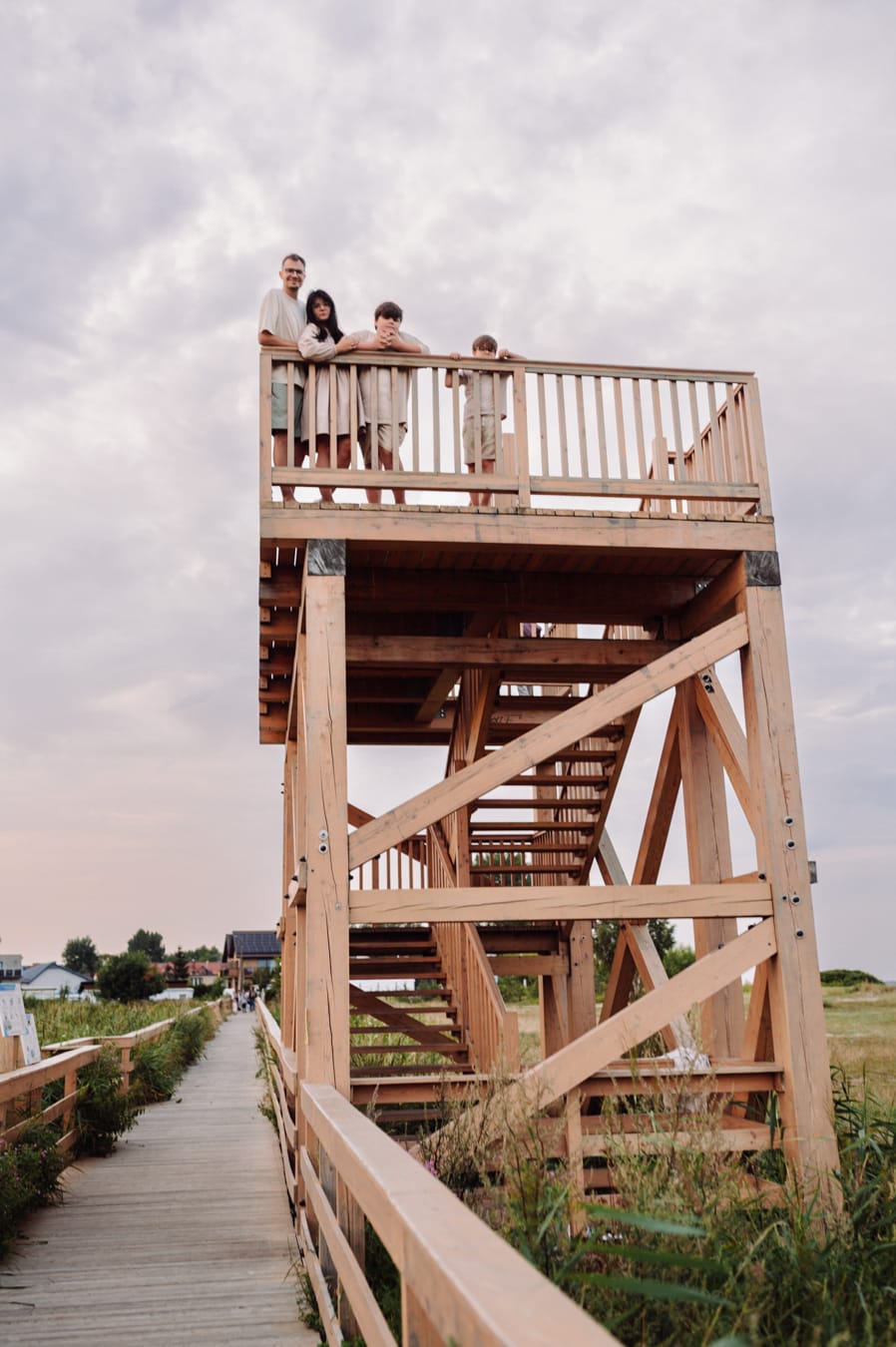 Rodzina na kładce nad łąkami sesja z nastolatkiem Rewa
