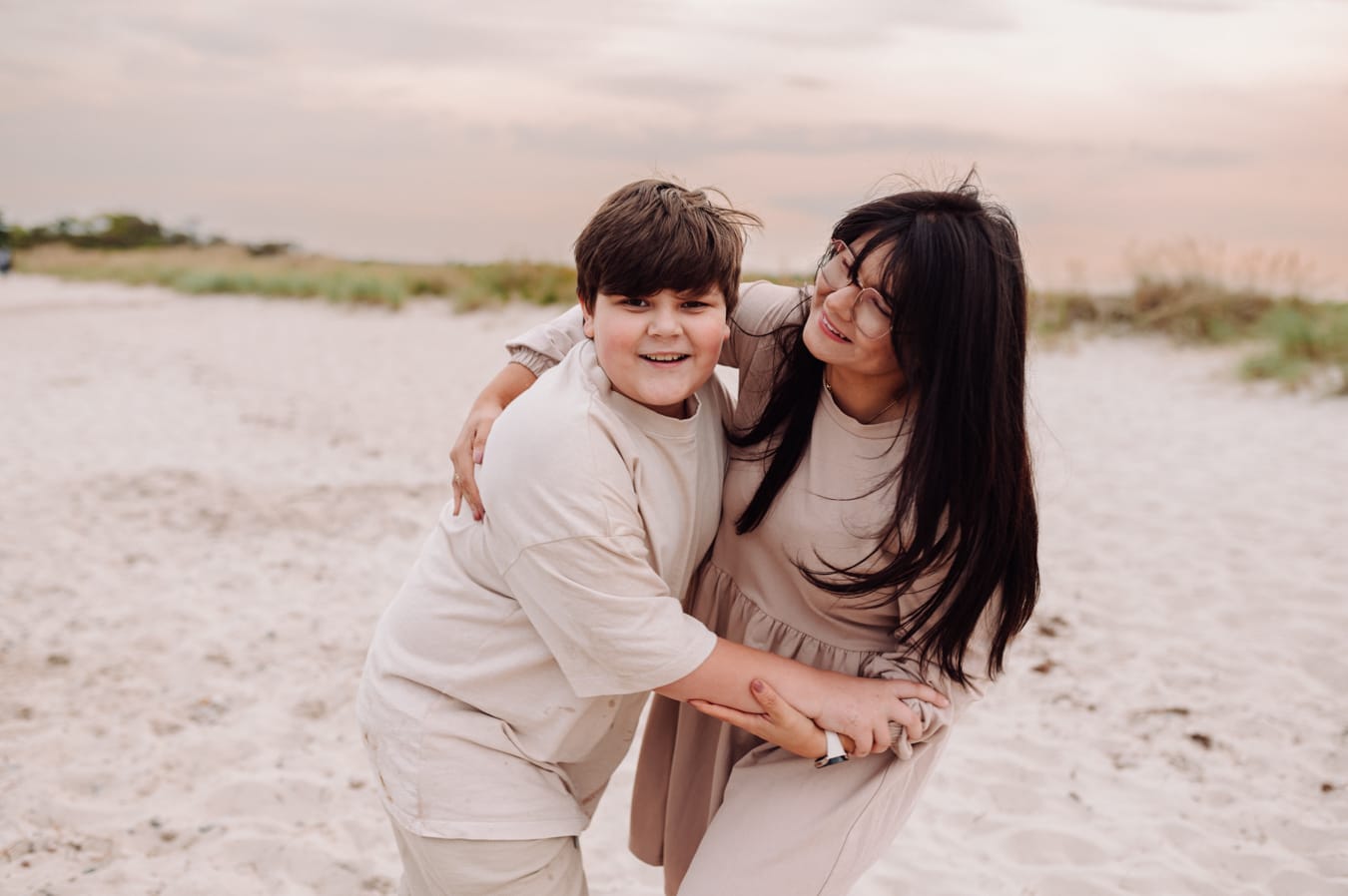 Roześmiany nastolatek z mamą sesja rodzinna nad morzem