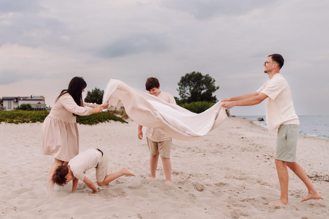 Zabawy z kocem podczas sesji rodzinnej z nastolatkiem w Trójmieście.