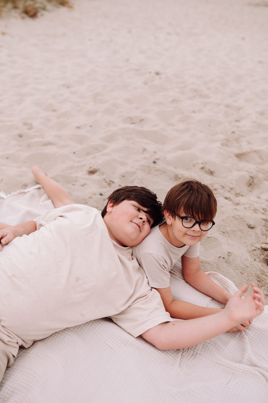 Nastoletni bracia sesja rodzinna nad morzem