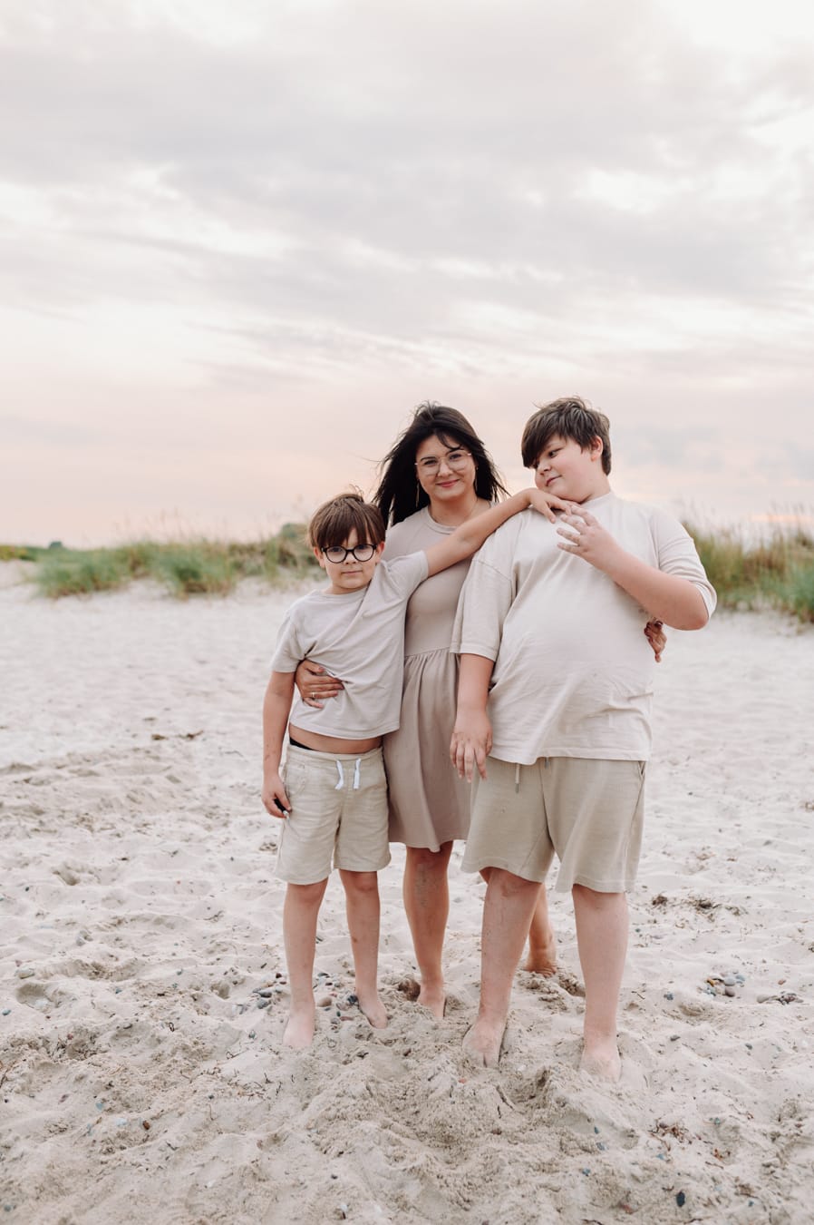 Bracia z mamą nad morzem sesja rodzinna zachód słońca
