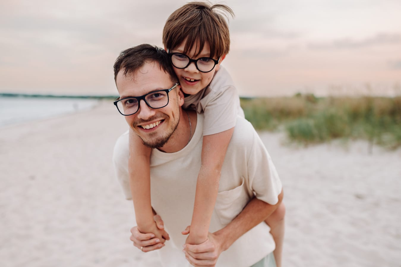 Tata niesie syna na barana sesja z nastolatkiem plaża