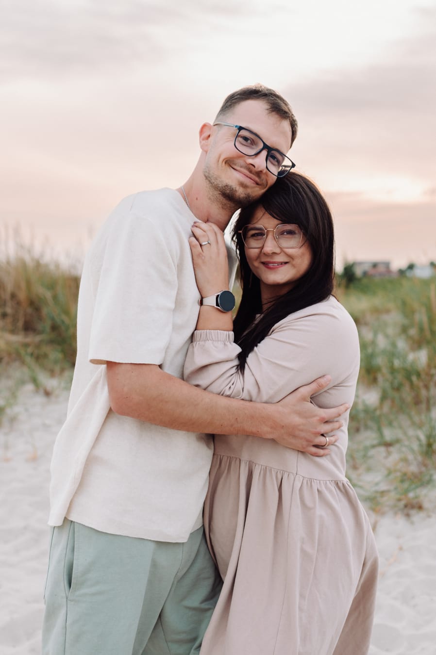 Portret rodziców zachód słońca sesja rodzinna na plaży