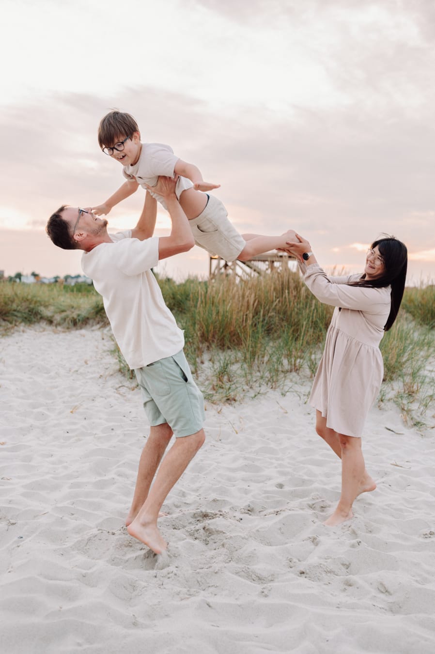 Rodzice bawiący się z synem plaża Trójmiasto

