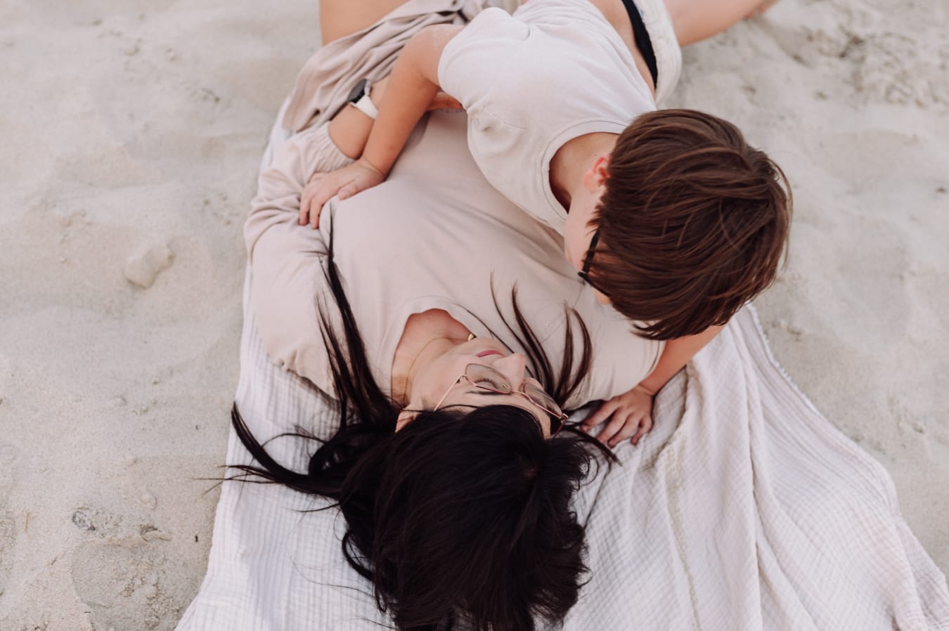 Mama i syn wpatrzeni w siebie plaża Trójmiasto