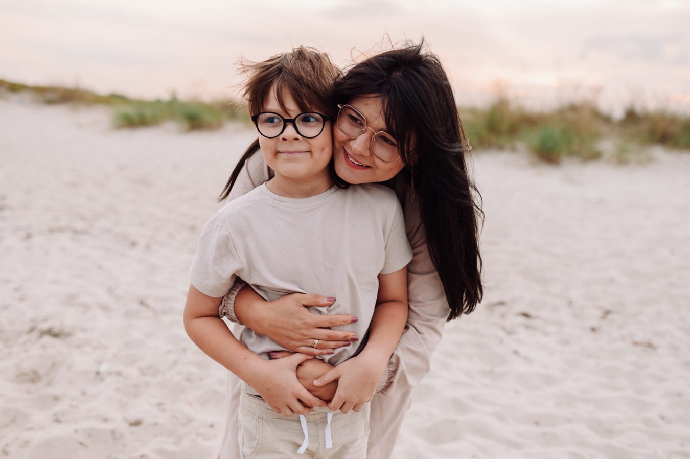 Mama przytula synka zachód słońca plaża