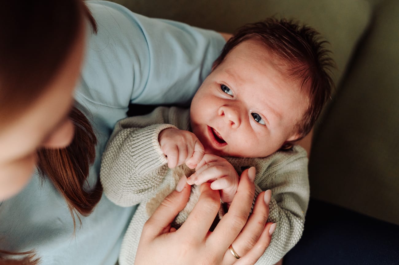 Mama przytula noworodka domowa sesja lifestyle Trójmiasto