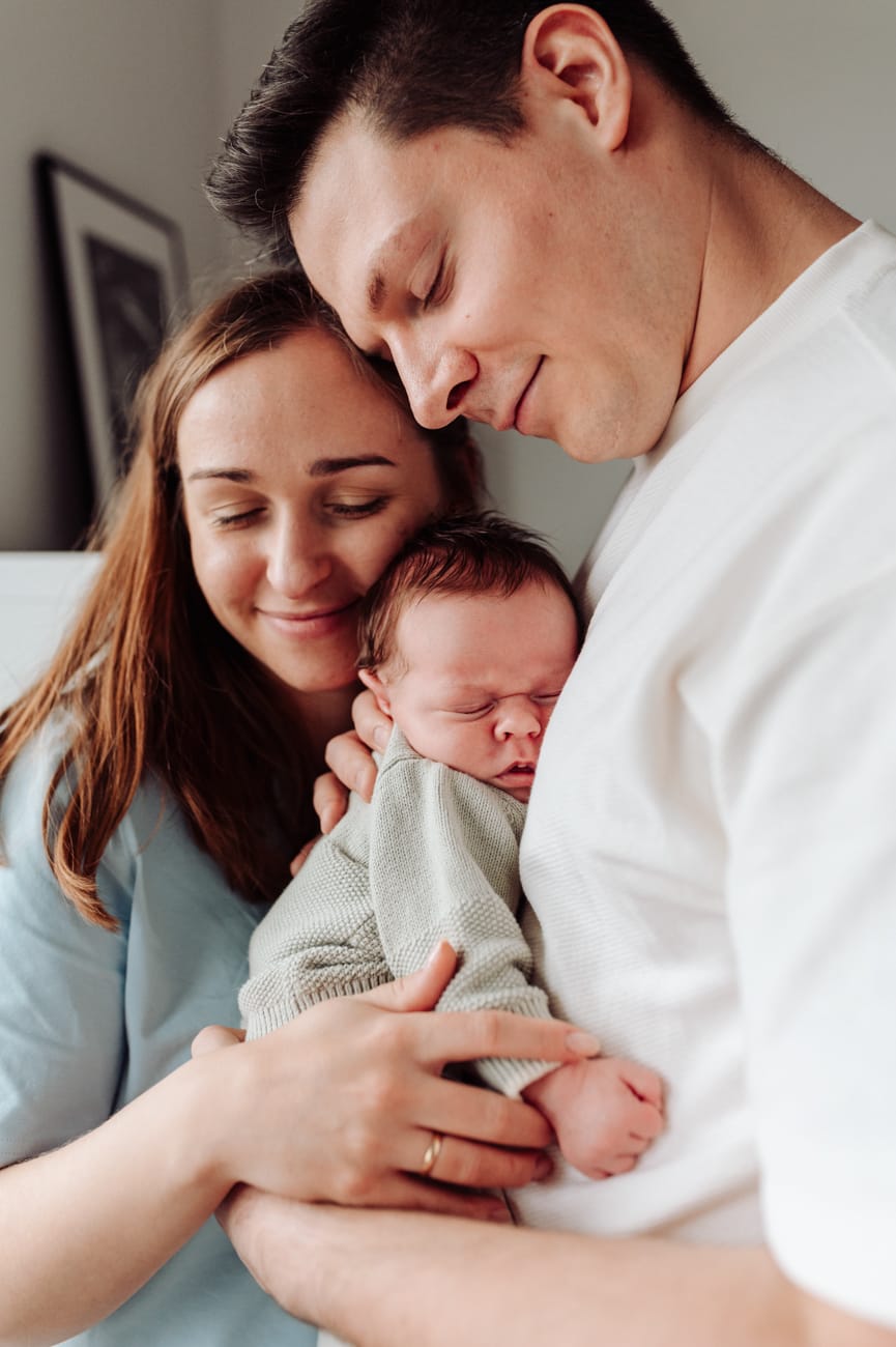 Minimalistyczne domowe zdjęcia noworodka lifestyle w świetle naturalnym, Gdańsk Gdynia Sopot.