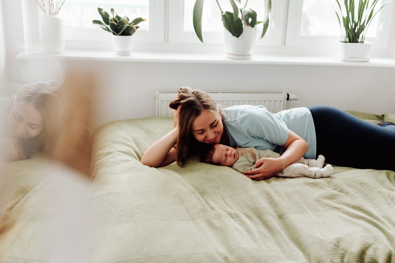 Noworodek śpi podczas sesji lifestyle w domu Gdynia