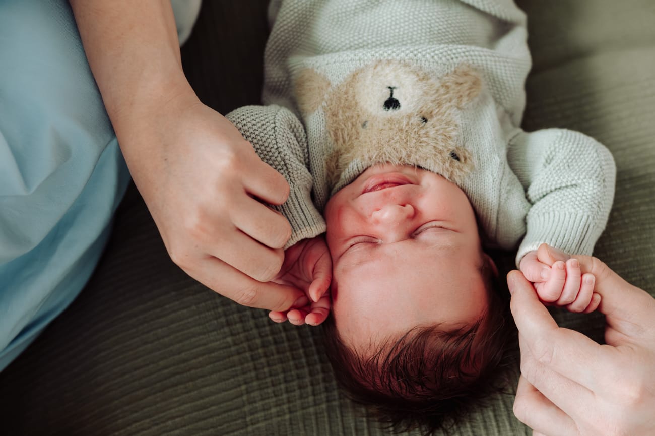 Zbliżenie na twarz śpiącego noworodka sesja lifestyle, Trójmiasto.