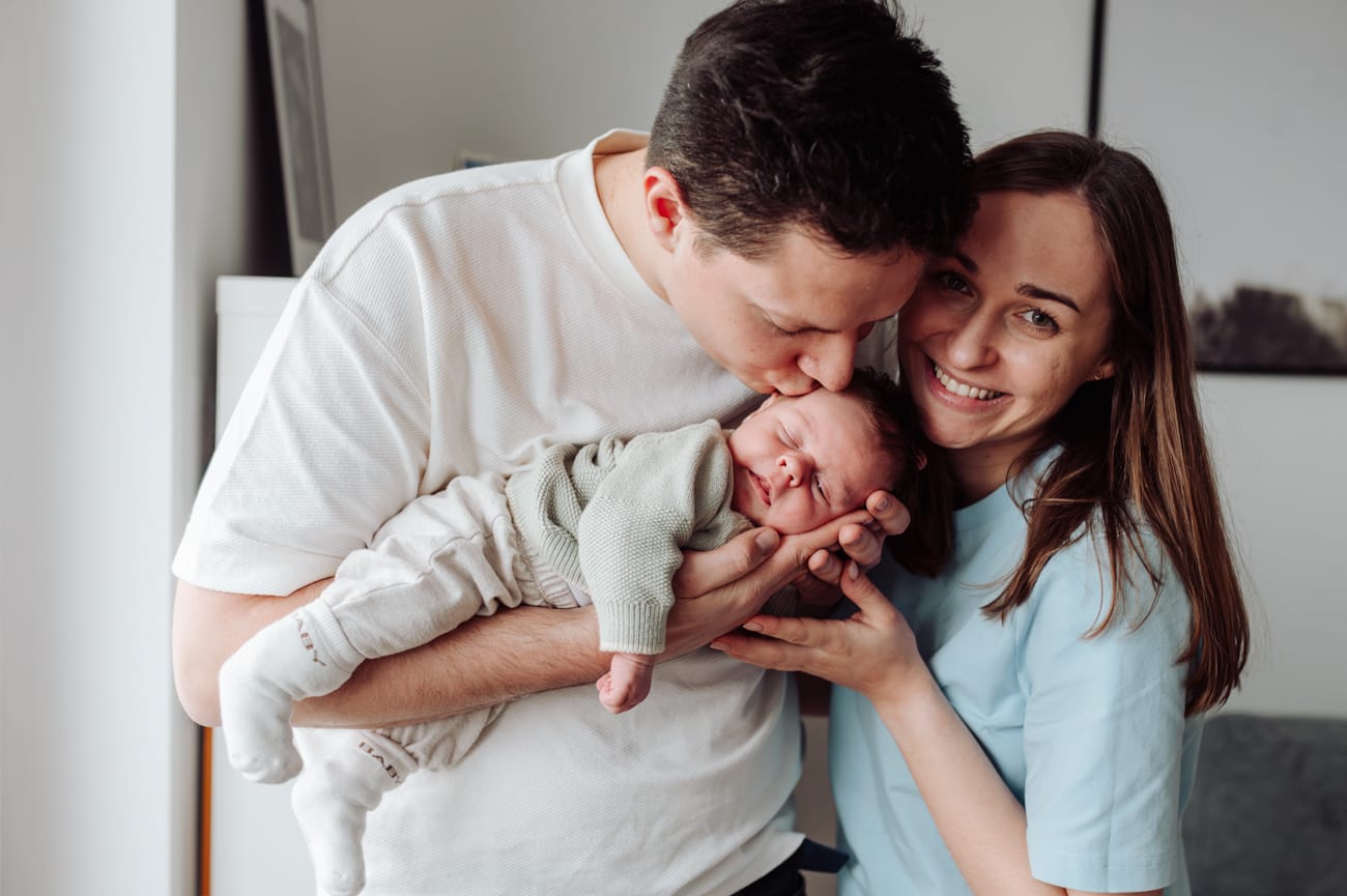 Rodzice z noworodkiem sesja lifestyle w jasnym domu Gdynia