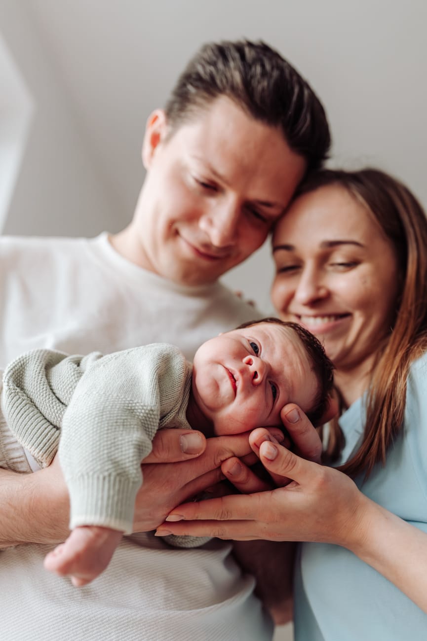 Mama i tata z noworodkiem naturalna fotografia lifestyle Gdynia