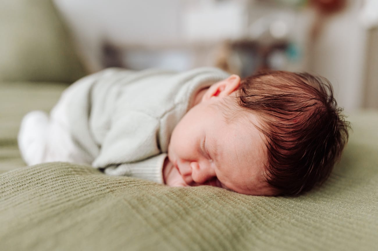 Naturalna sesja noworodkowa lifestyle w domu Gdynia