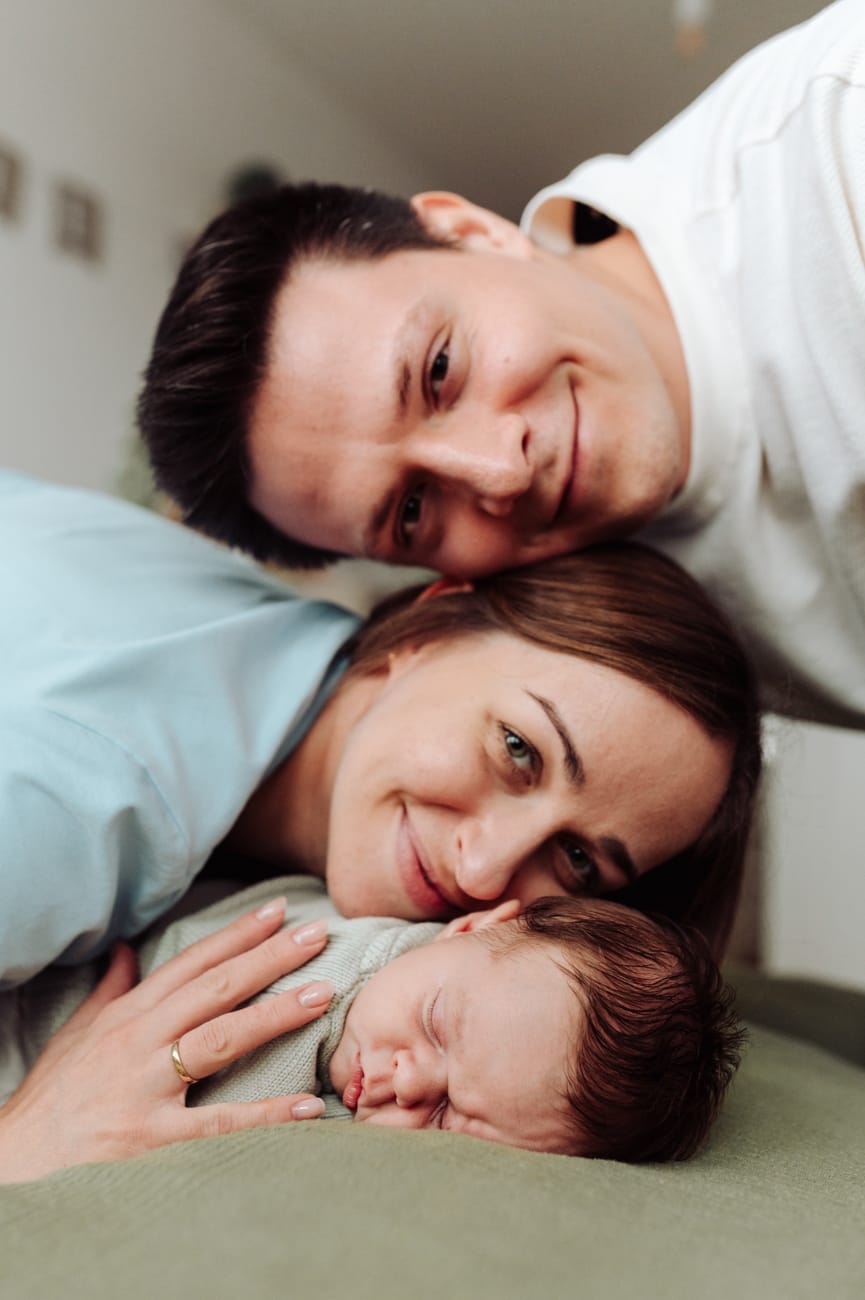 Minimalistyczna sesja noworodkowa lifestyle bliskość rodziców i dziecka, Trójmiasto,