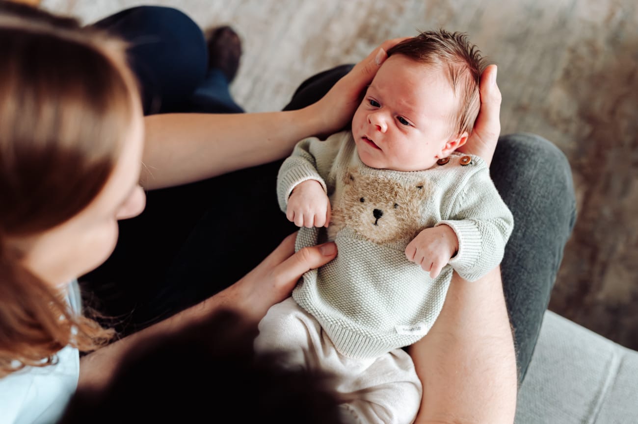 Sesja noworodkowa lifestyle w domu rodzice z noworodkiem Gdynia