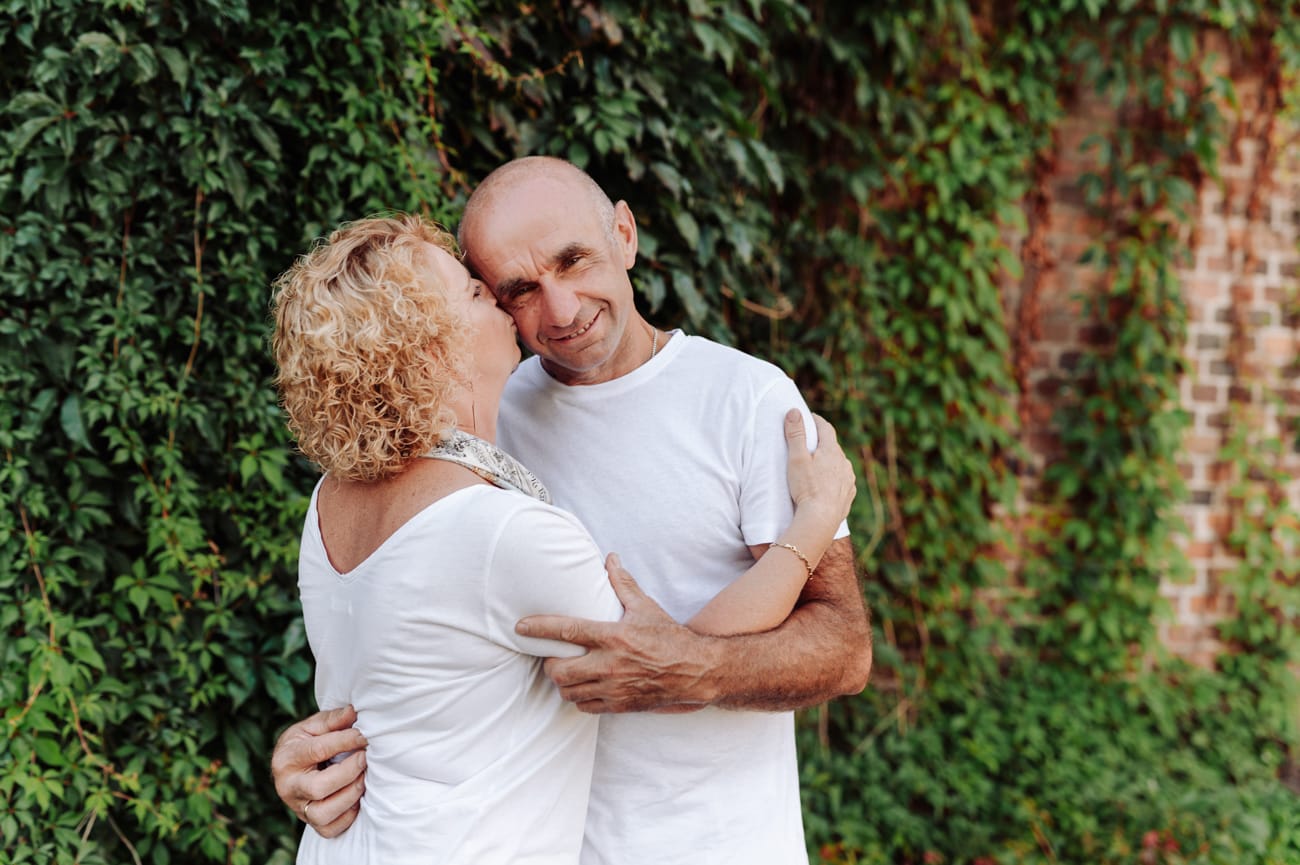 Portret pary przy bluszczu stara stajnia Kolibki sesja małżeńska