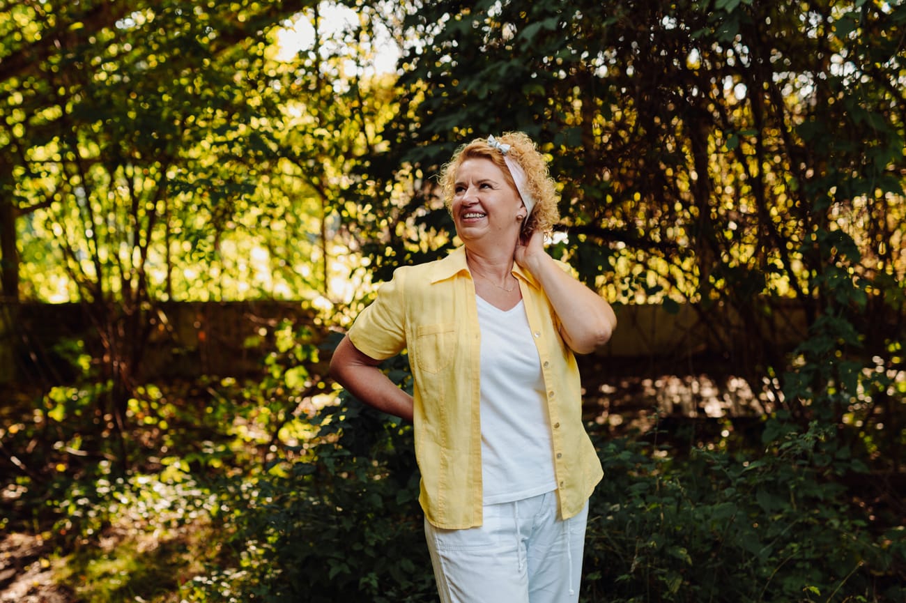 Portret kobiety w szklarni Park Kolibki sesja rocznicowa