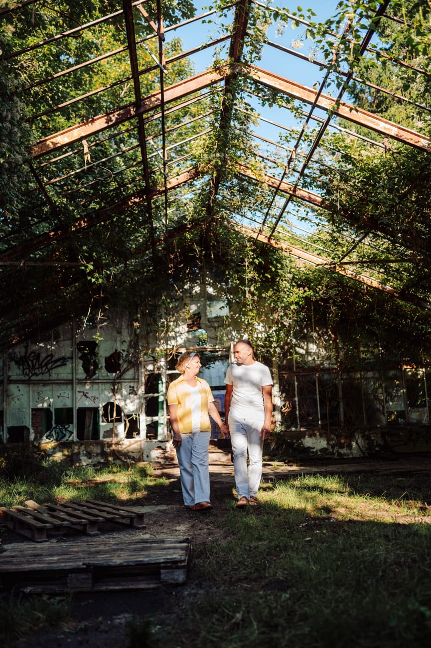 Dojrzała para w starej szklarni sesja małżeńska Gdynia Kolibki