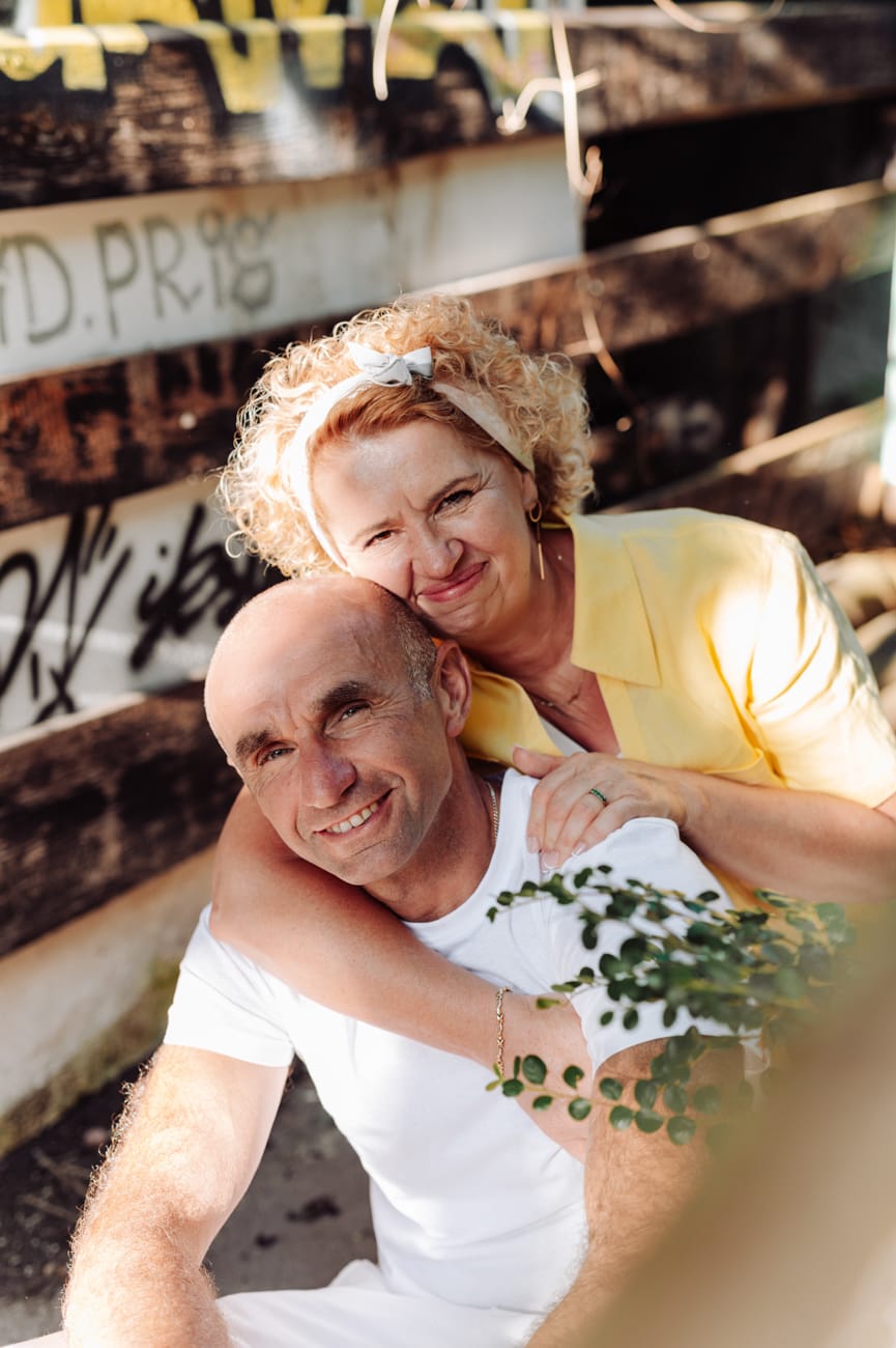 Para w świetle sączącym się przez szyby sesja małżeńska Gdynia