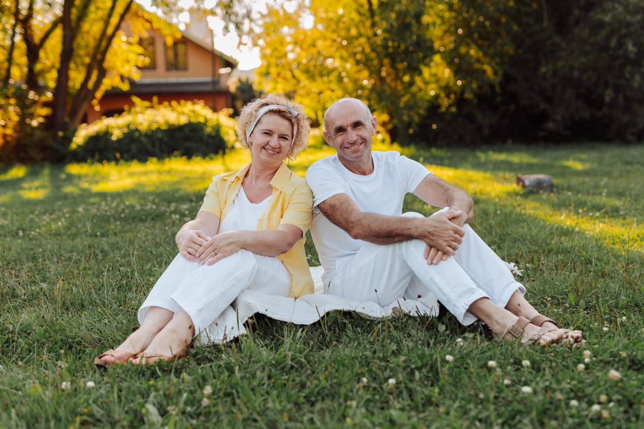 Dojrzała para podczas sesji o zachodzie słońca Gdynia