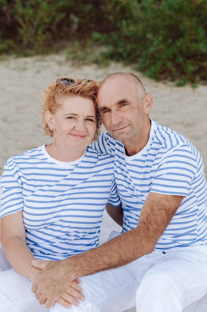 Portret małżeństwa na plaży sesja w prezencie Gdynia Kolibki