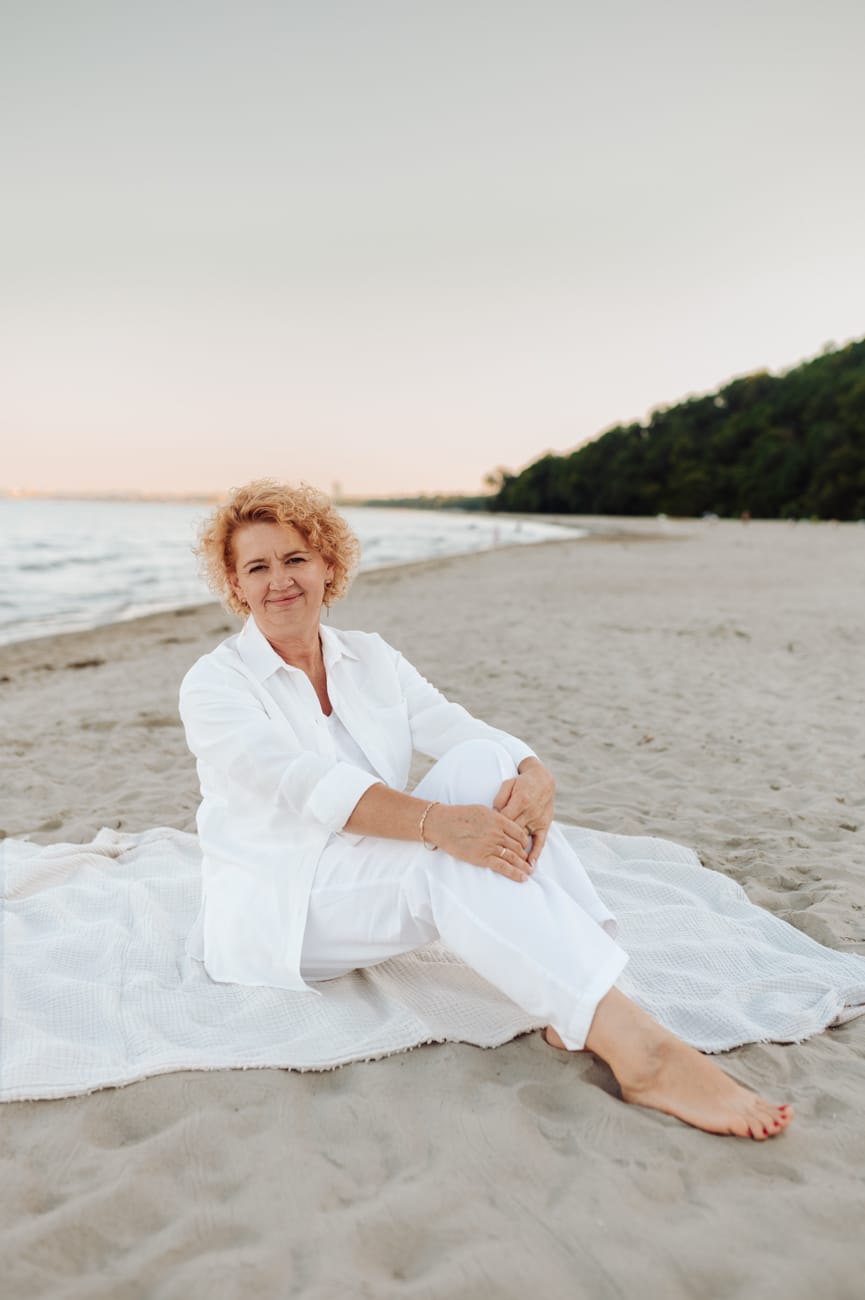 Portret dojrzałej kobiety nad morzem sesja dla par Trójmiasto