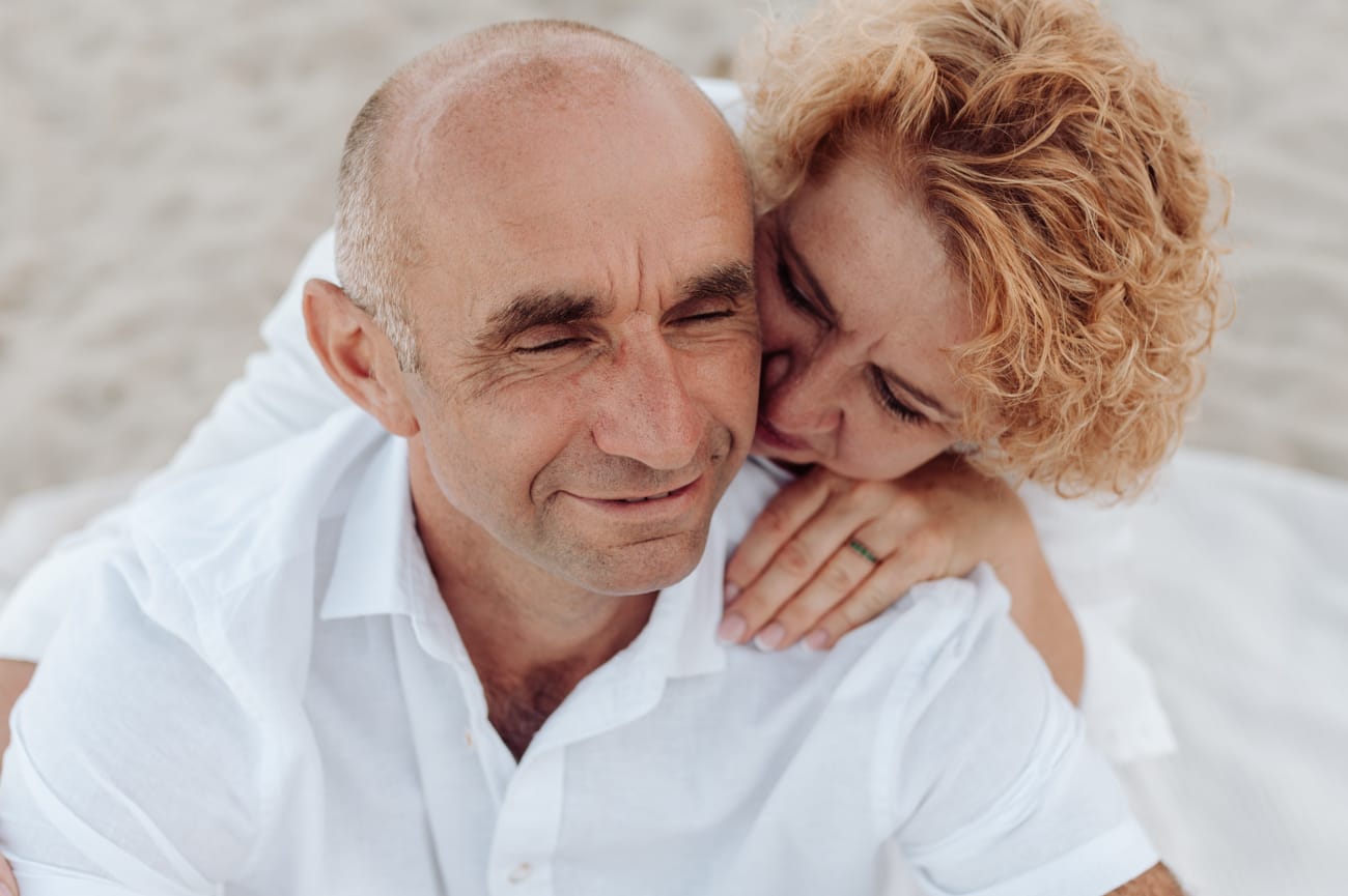 Para przytula się nad morzem sesja małżeńska Gdynia Kolibki
