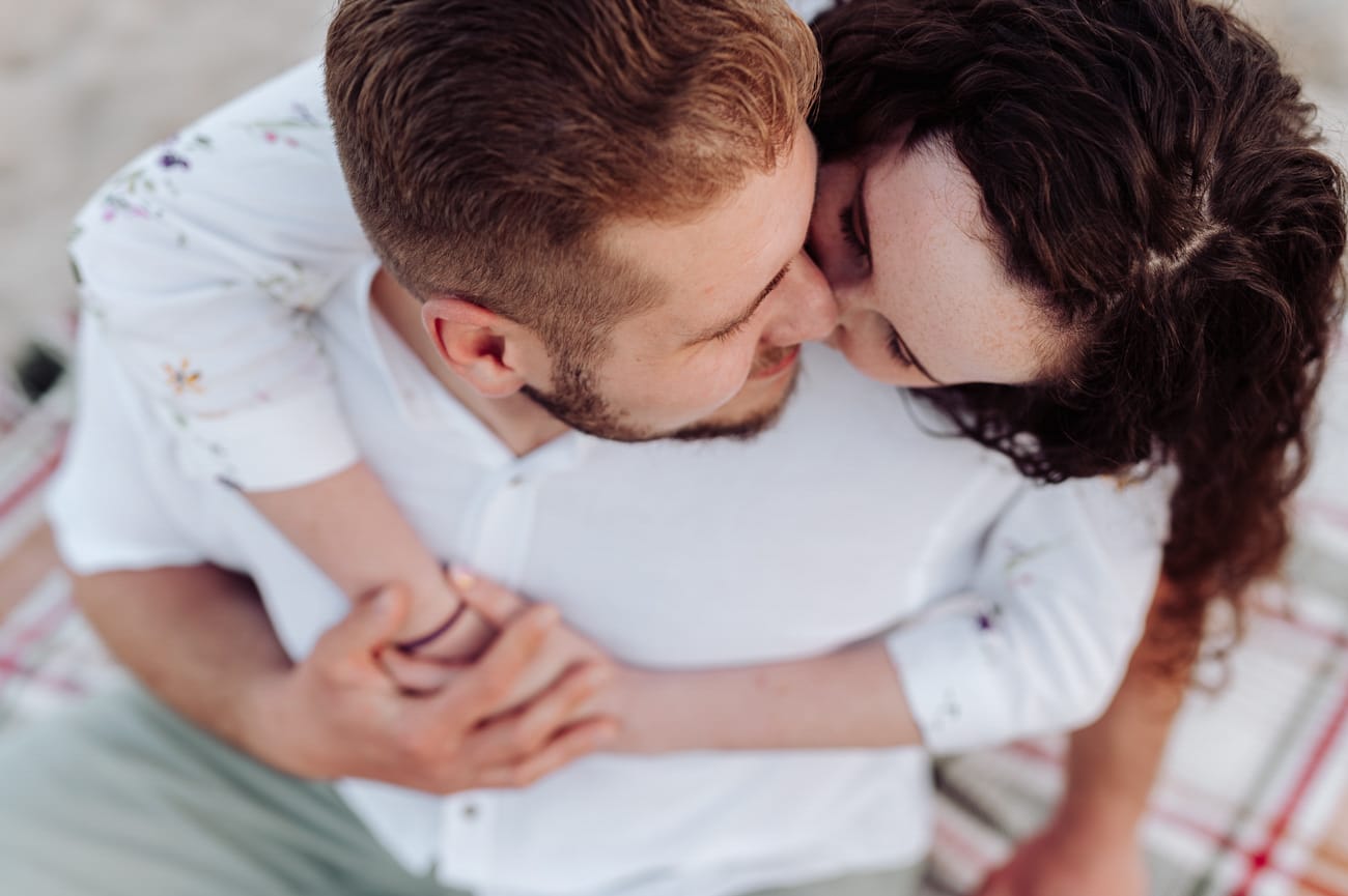 Para nad brzegiem morza sesja zakochanych nad morzem Rewa