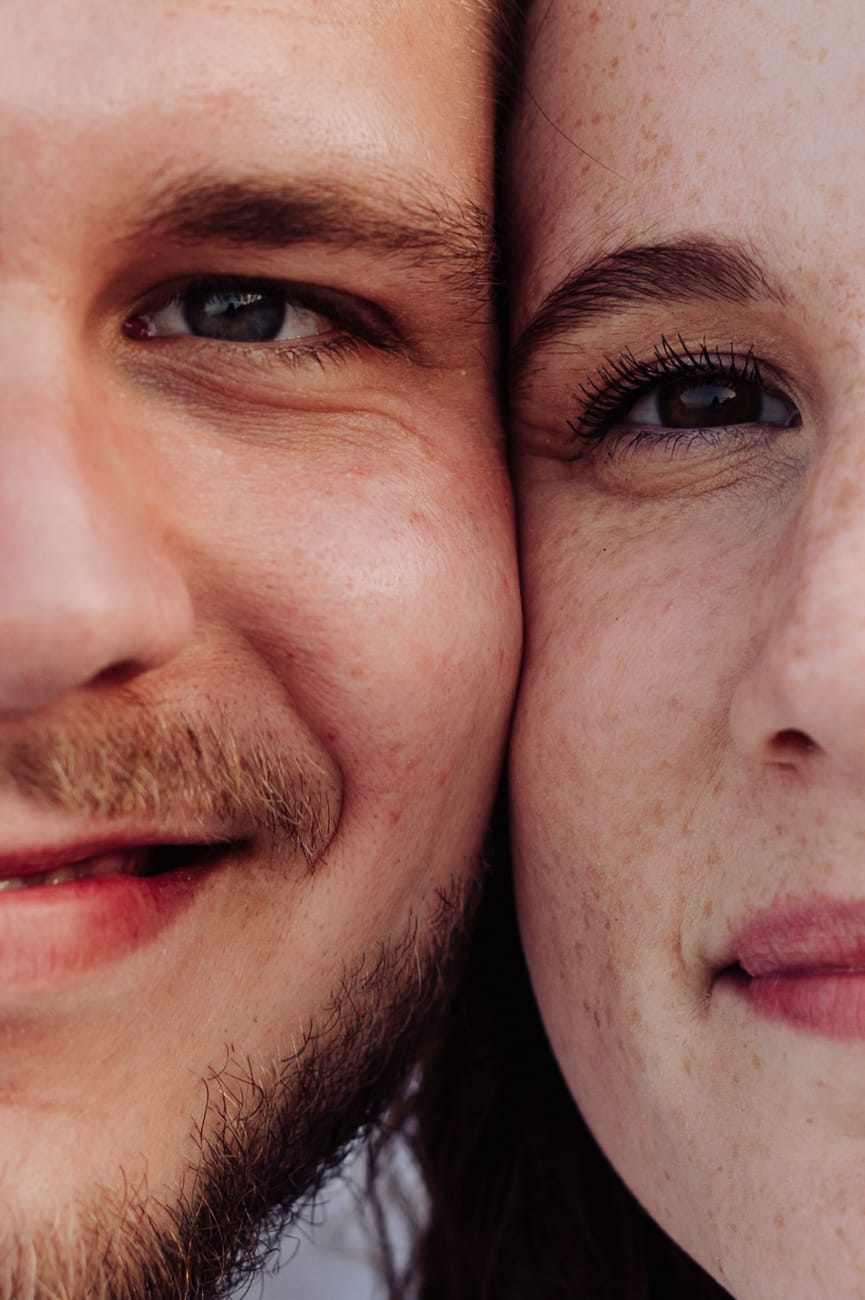 Portret zakochanych sesja narzeczeńska na plaży