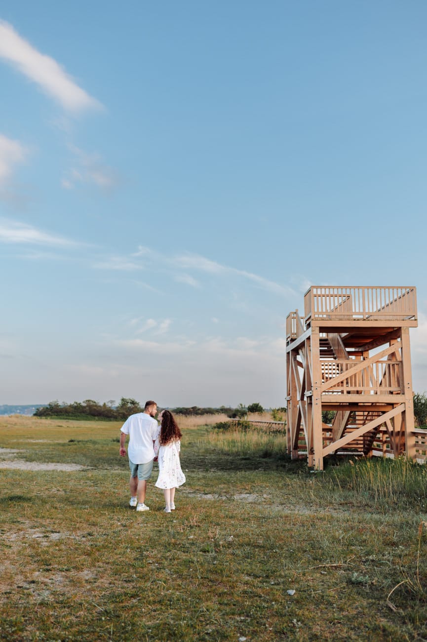 Narzeczeni na łąkach nad morzem złote światło
