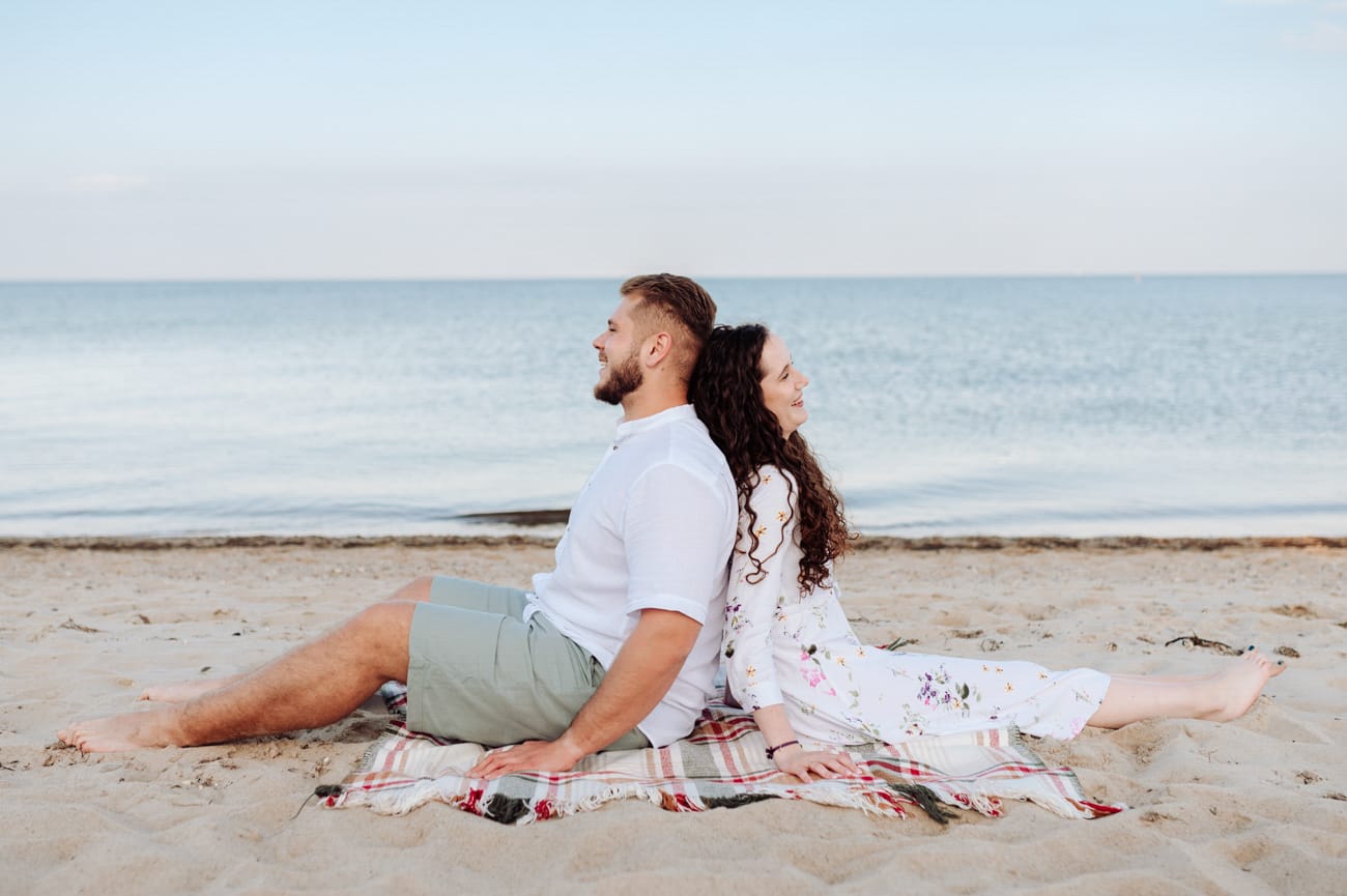  Narzeczeni na plaży zachód słońca sesja Rewa