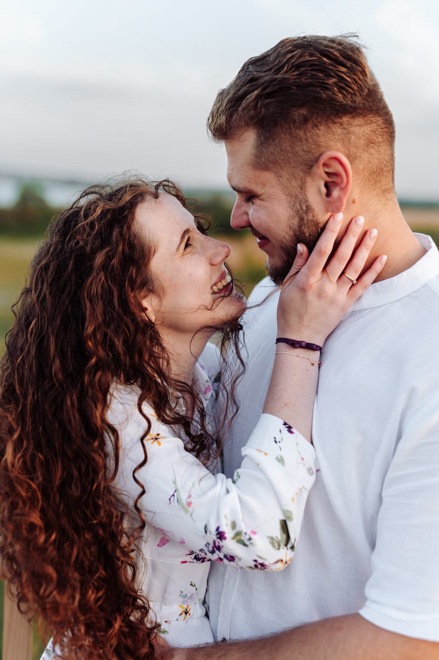 Narzeczeni wpatrują się w siebie esja nad morzem Trójmiasto
