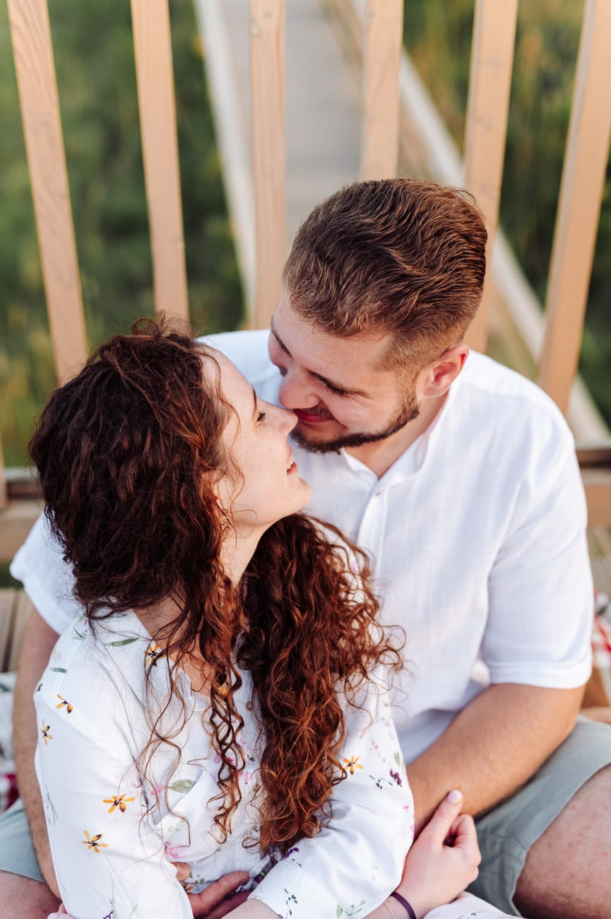 Roześmiana para na kładce do Mechelinek zachód słońca
