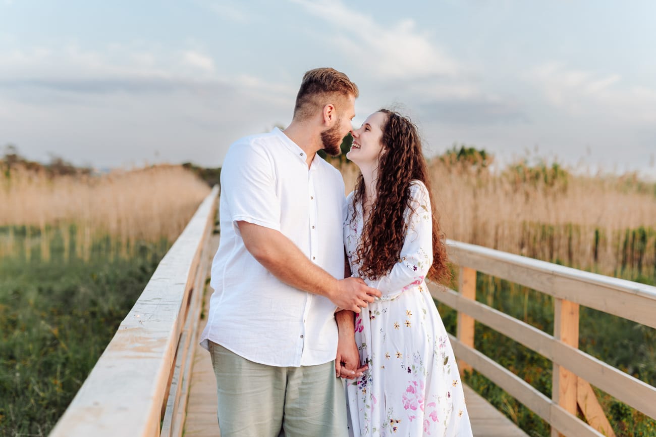 Portret pary na kładce do Mechelinek zachód słońca
