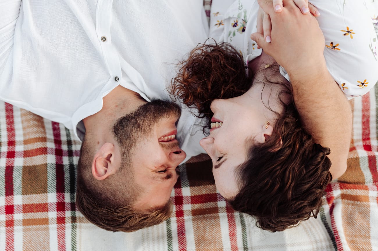 Para wpatruje się w siebie sesja narzeczeńska nad morzem