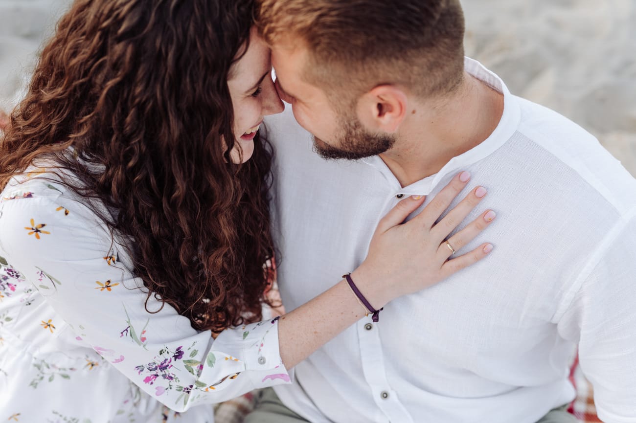 Para nad brzegiem morza sesja narzeczeńska nad morzem Rewa