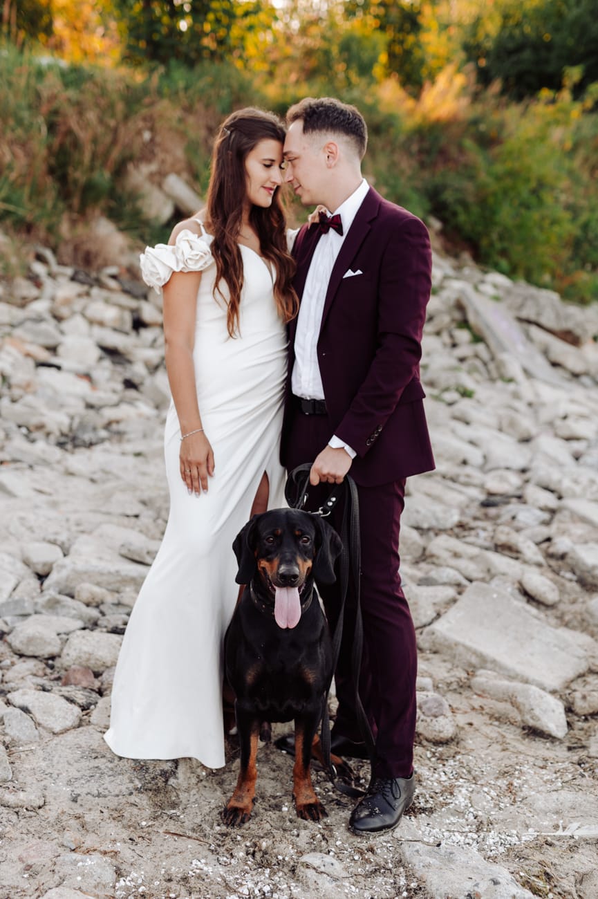 Para z dużym psem na plaży sesja poślubna nad morzem Babie Doły