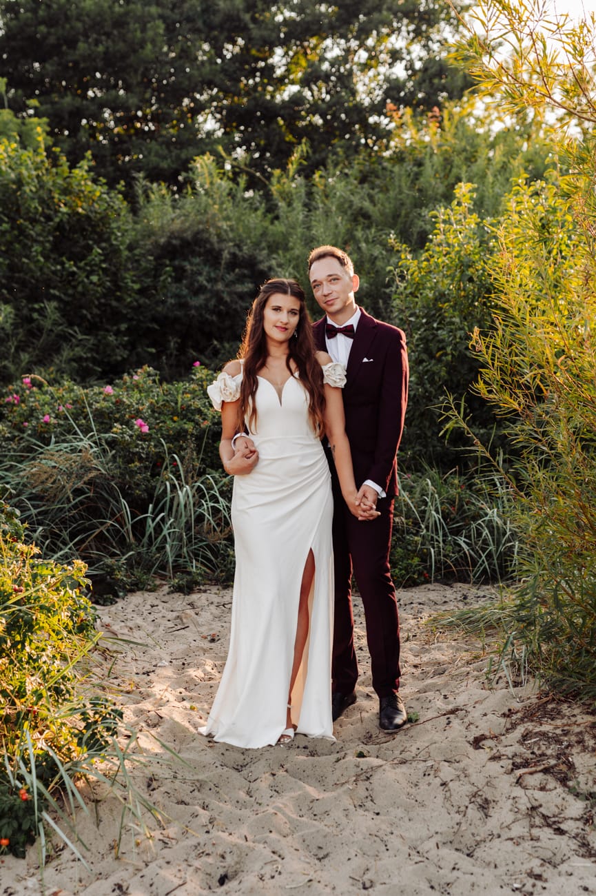 Portret młodej pary w nadmorskich zaroślach zachód słońca Babie Doły