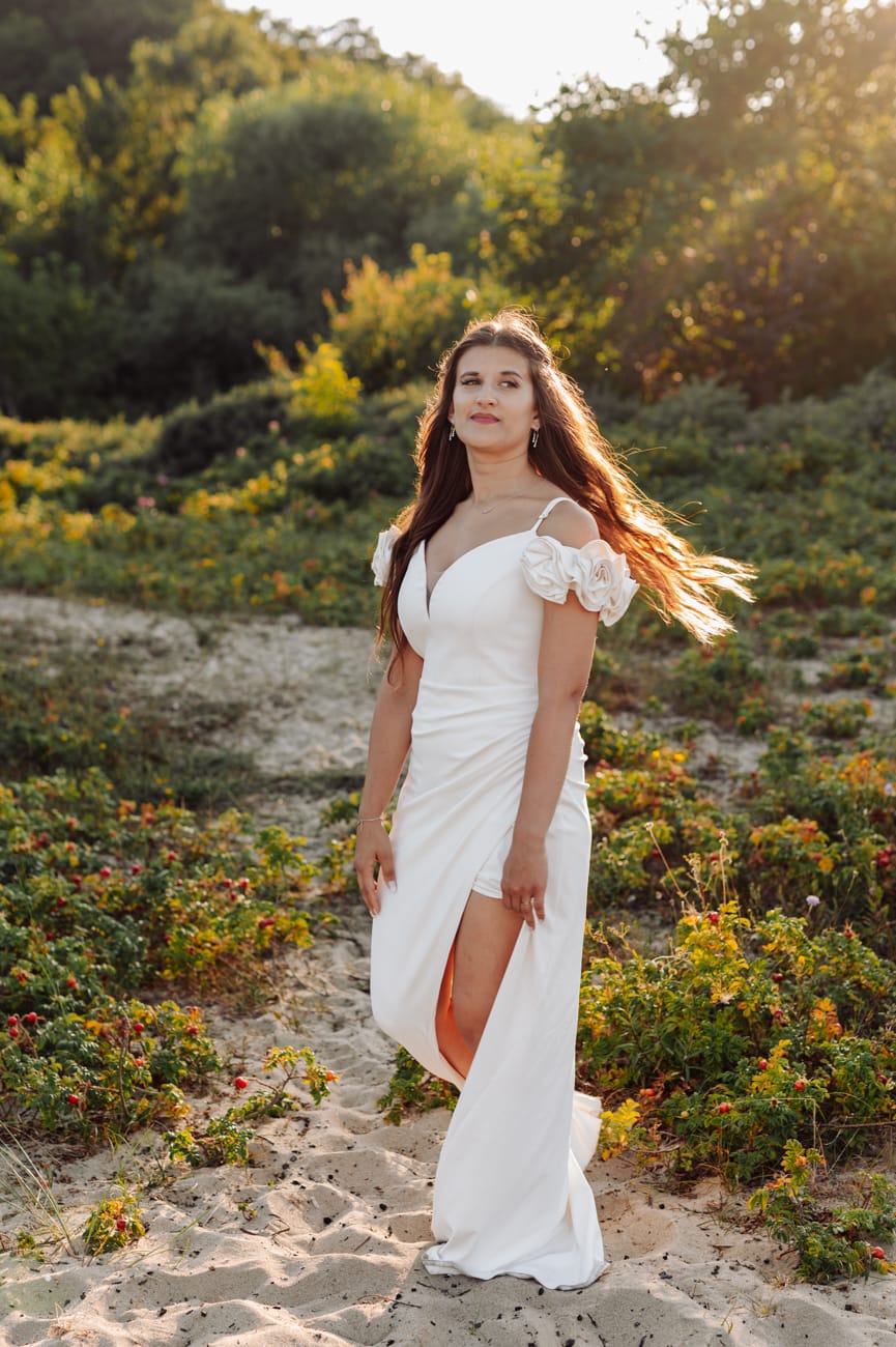 Panna młoda w złotym świetle na łące sesja poślubna nad morzem Trójmiasto
