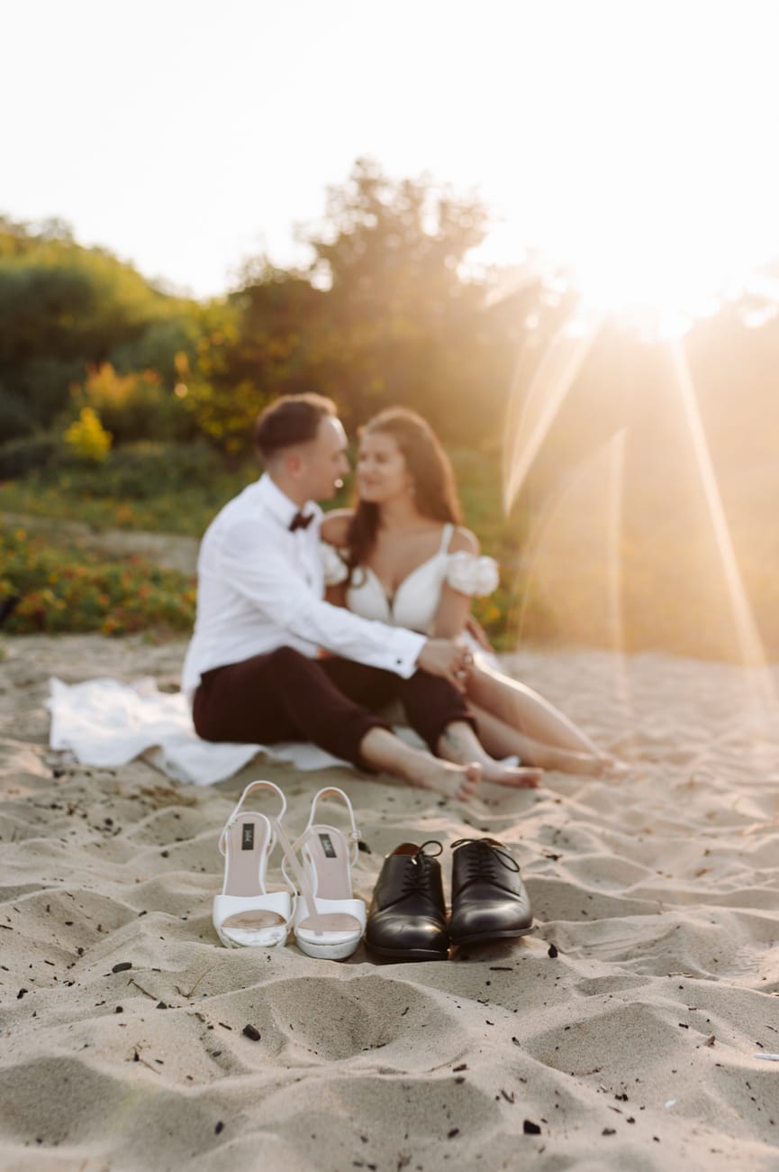 Nowożeńcy w złotym świetle na łące sesja poślubna nad morzem Trójmiasto
