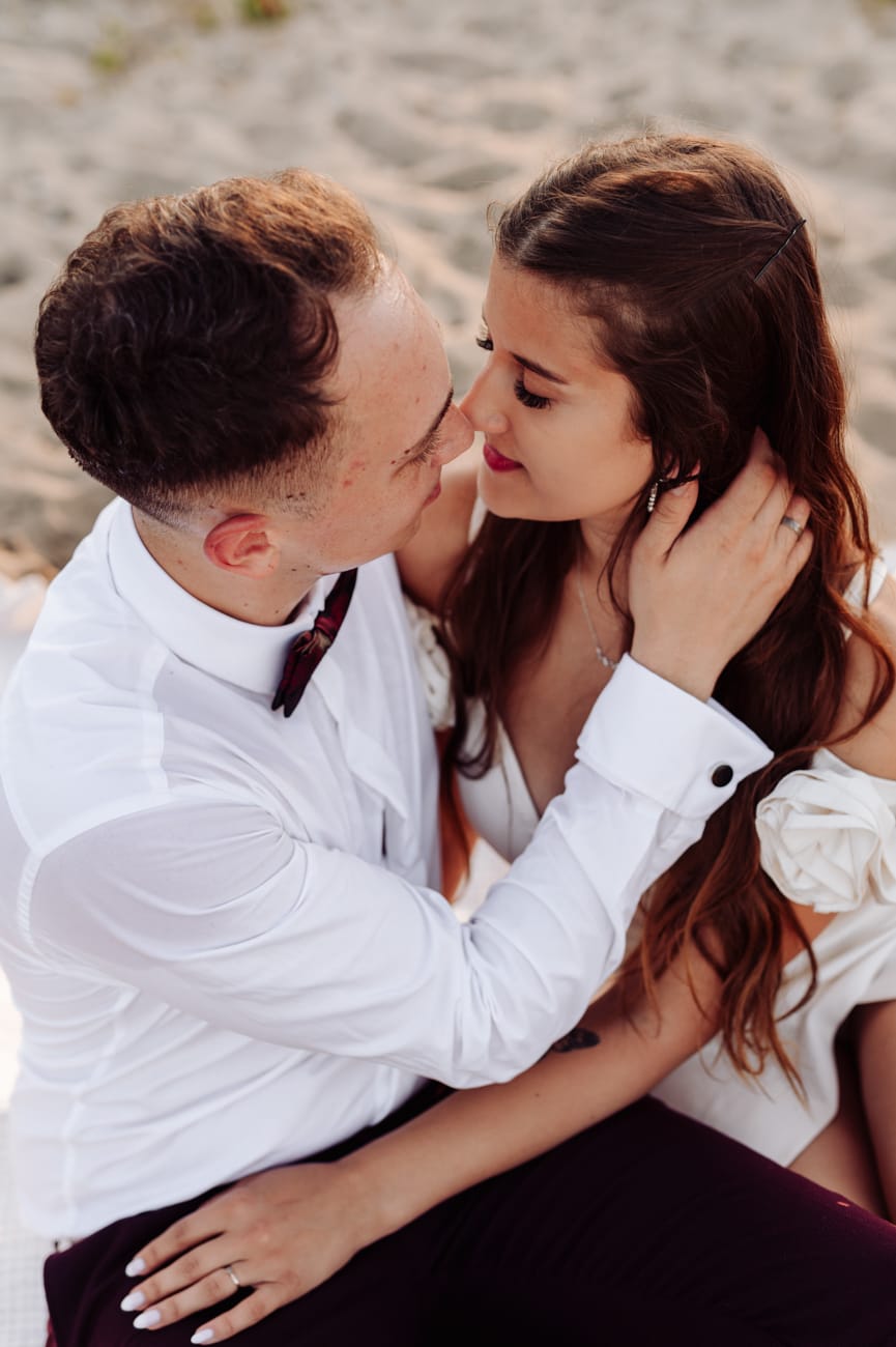 Para na plaży o zachodzie słońca sesja poślubna nad morzem
