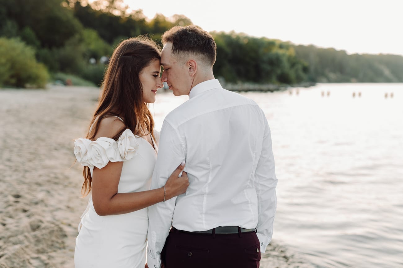 Nowożeńcy przytuleni na brzegu morza sesja poślubna Gdynia
