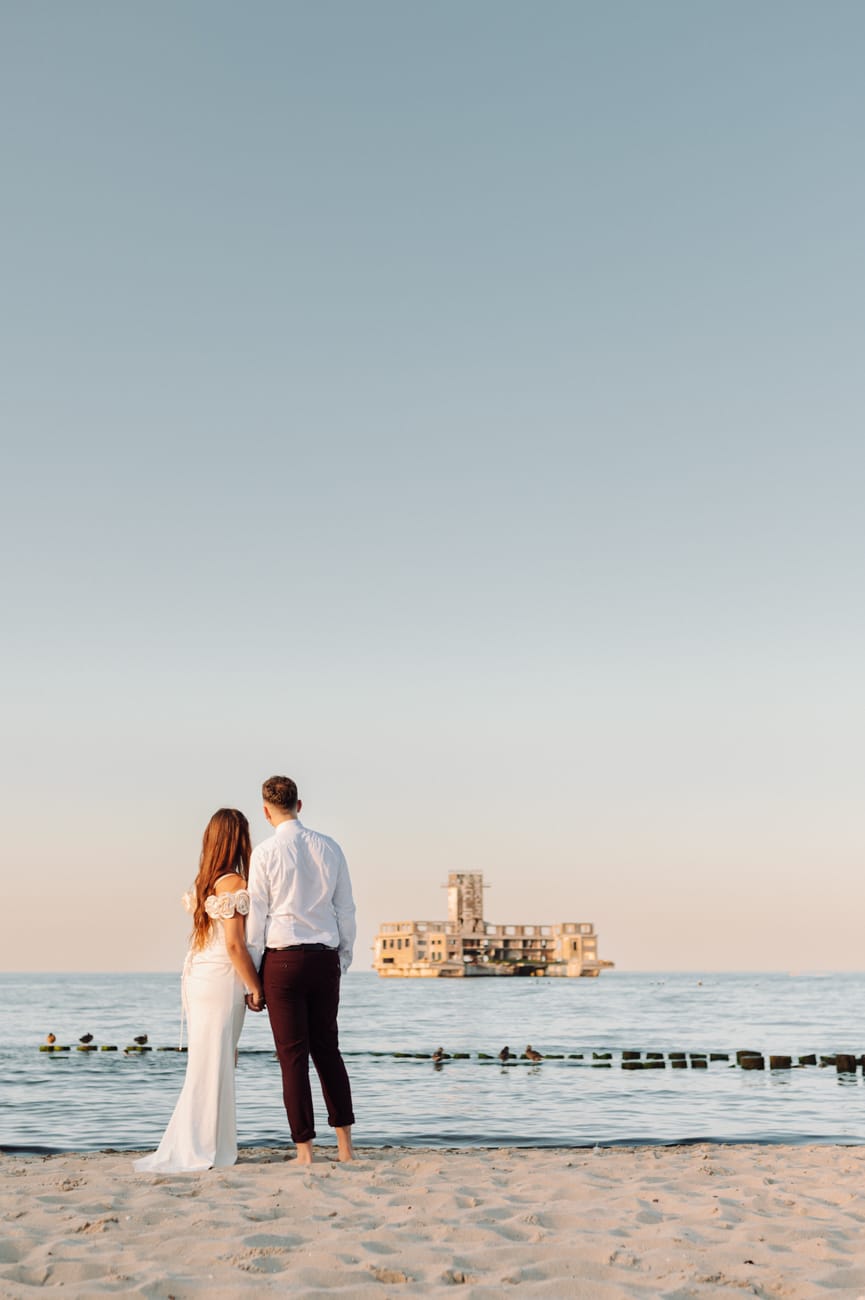 Nowożeńcy wpatrzeni w torpedownie złota godzina Babie Doły Gdynia 
