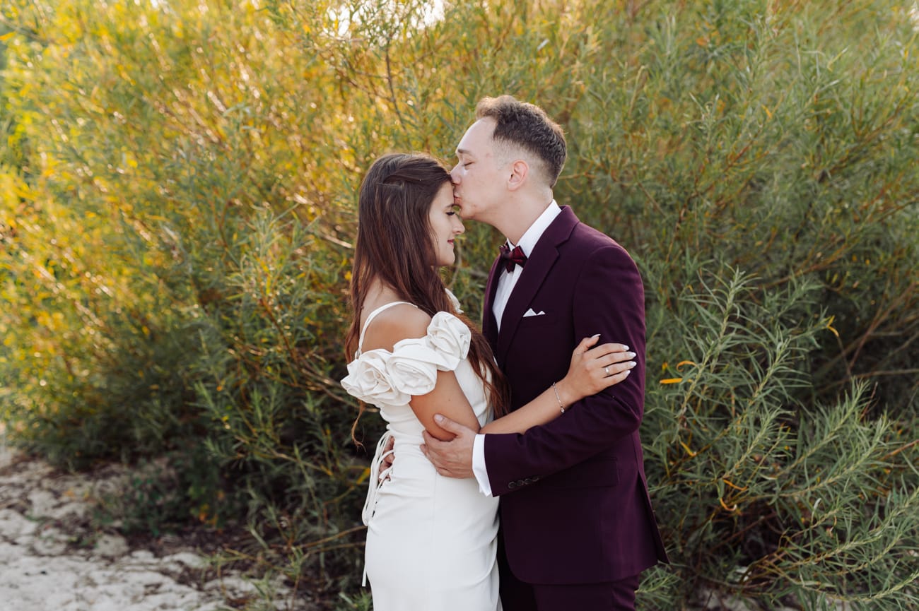 Młoda para na plaży zachodzące słońce Babie Doły Gdynia