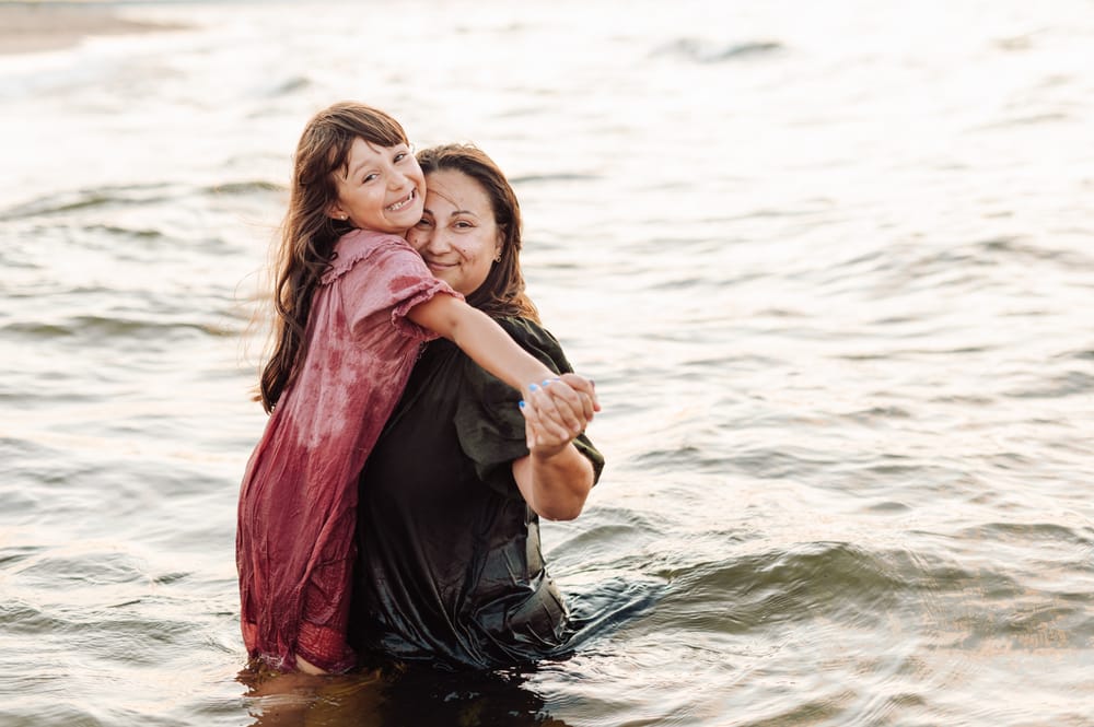 Sesja rodzinna nad morzem w Trójmieście — naturalne zdjęcia na plaży w Gdyni, Sopocie i Gdańsku