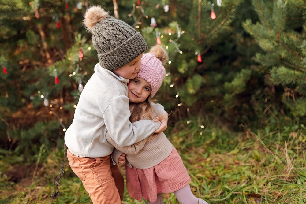 Świąteczna sesja w choinkach rodzina wśród świątecznych dekoracji